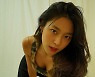 설현, 세기말 감성도 120% 소화하네..콜라병 몸매로 건강미는 덤