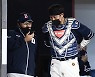 박세혁과 대화나누는 두산 김태형 감독[포토]