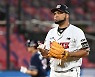 데스파이네 '김재환에게 솔로포 허용'[포토]