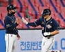 김재환 '가운데 담장을 넘겼어'[포토]
