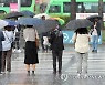 제법 굵은 빗방울 떨어지는 서울
