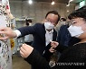 속초 청년몰 둘러보는 김부겸 총리
