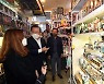 속초 청년몰 둘러보는 김부겸 총리