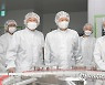 코로나19 백신 생산 현장 점검하는 김강립 식약처장