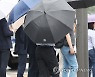 우산 쓴 시민들