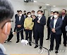 격려의 말 전하는 김부겸 총리