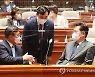 국제여론·靑신중론..與, 후폭풍 부담에 결국 '빈손 회군'