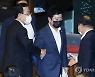 인사나누는 정찬민 의원