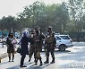 여성 시위자 막는 탈레반 군인