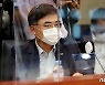 고승범 금융위원장 발언 경청하는 손병두 이사장