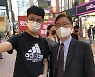 최재형 전 감사원장, 동성로서 지지자와 함께 셀카