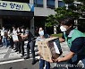 기부나눔박스 옮기는 양천구청장
