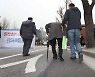 빈곤노인들에게 매달 30만원 줬다 뺐는 정부.."기초연금 개혁하라"