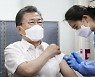 청 "문 대통령, 백신 부스터샷 맞겠다는 입장"