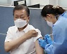 文대통령, 부스터샷 맞는다..靑 "접종률 높이는 데 도움"