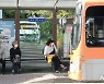 '버스 파업 조정회의 앞두고 적막한 버스정류장'
