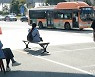 '무거운 분위기 이어지고 있는 버스정류장'