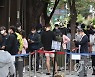 이른 아침부터 붐비는 송파구 보건소 선별진료소