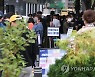 이른 아침부터 붐비는 송파구 보건소 선별진료소
