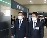 인공지능 안심방역 게이트 통과하는 김부겸 총리
