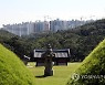 김포 장릉 사이로 보이는 신축 아파트 단지