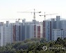 김포 장릉 앞 신축 아파트 건설현장서 멈춘 타워크레인