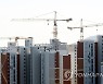 김포 장릉 앞 신축 아파트 건설현장서 멈춘 타워크레인