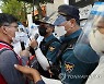 방역복 입고 경찰과 맞선 민주노총