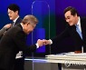 방송토론 앞서 인사하는 이재명 이낙연