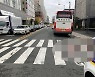 부산서 우회전 관광버스에 치인 60대 중상