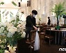 '현 거리두기 2주 연장, 결혼식장 최대 199명까지 허용'