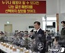 국군의날 軍 격려한 文.."평화 위해선 아무도 흔들 수 없는 국방력 필요"