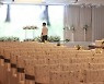수도권 4단계 2주 연장.. 결혼식 199명까지, 야구·축구 동호회 경기 허용