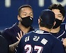 미란다-김강률 '승리의 시작과 끝' [MK포토]