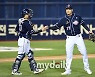 [MD포토] 김강률-박세혁 '완벽하게 막았어'