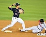 강승호,'병살 완성' [사진]