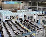 NYT "'백신 느림보'였던 아시아, 접종 속도내며 미 추월"