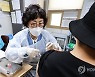모더나 백신 접종받는 시민