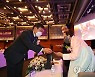 어르신에게 대통령 내외 축하 카드 전달하는 권덕철 장관