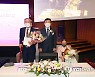 100세 어르신들과 기념 촬영하는 권덕철 장관