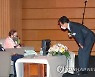 100세 어르신들과 대화하는 권덕철 장관