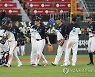 '한동희 3타점' 롯데, 더블헤더 1·2차전 싹쓸이..kt 4연패