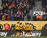 '황희찬 골' 울버햄튼, 뉴캐슬과 전반 1-1 동점