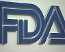 파우치 "FDA, '먹는' 코로나19 치료제 가능한 한 빨리 심사할 것"