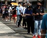 '위드 코로나' 싱가포르서 신규 확진 연일 최다..3,000명 육박