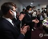 공연 출연진 격려하는 황희 장관