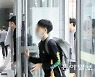 밤 10시만 되면 회사에 다시 출근하는 20대 계약직.. 왜?