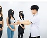 도수치료를 보라는 건지, 가슴을 보라는 건지