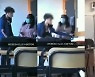 남학생 폭력에 2m 날아간 여교사..교실서 찍힌 영상 '충격'