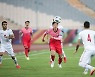 볼 향해 달리는 황의조